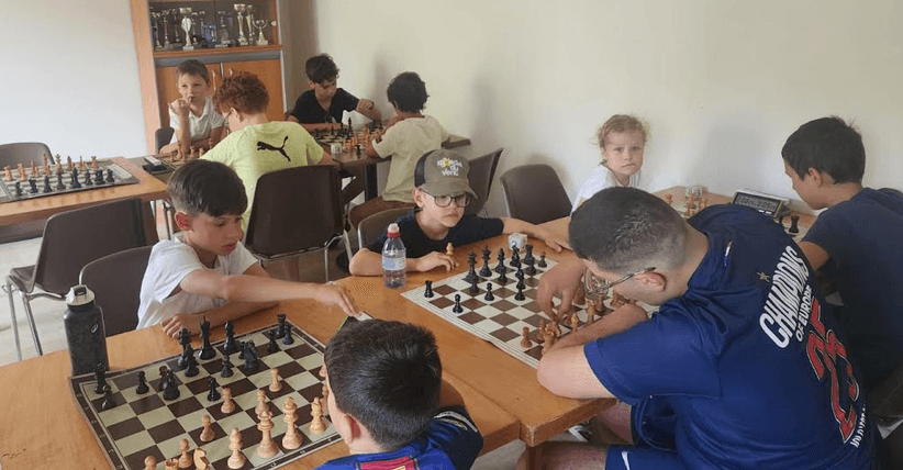 Jeunes joueurs disputant un tournoi dans les locaux de Colmar Échecs