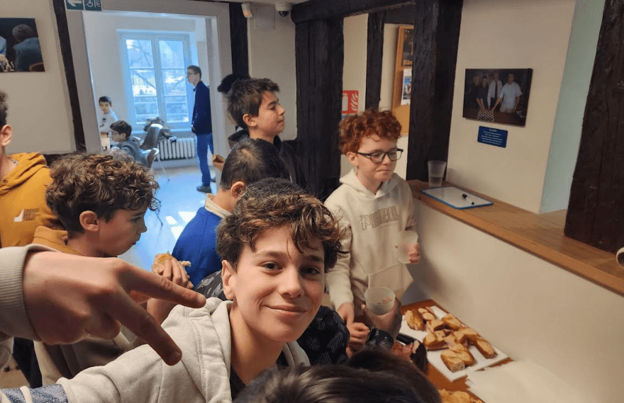 Jeunes membres de Colmar Échecs réunis dans les locaux du club
