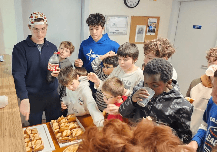 Moment convivial entre les jeunes membres du club