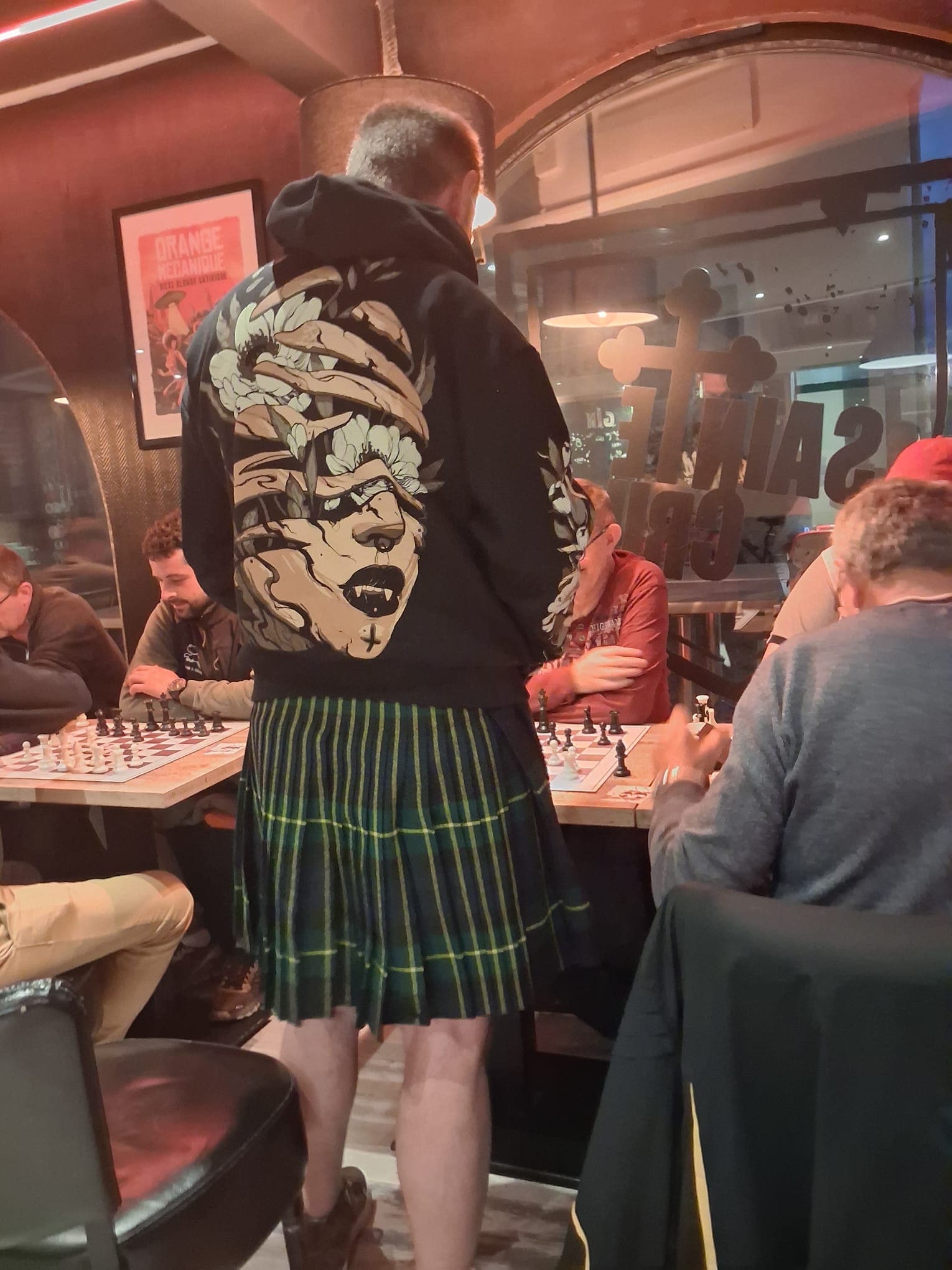 Joueurs disputant des parties d’échecs lors d’une soirée du club
