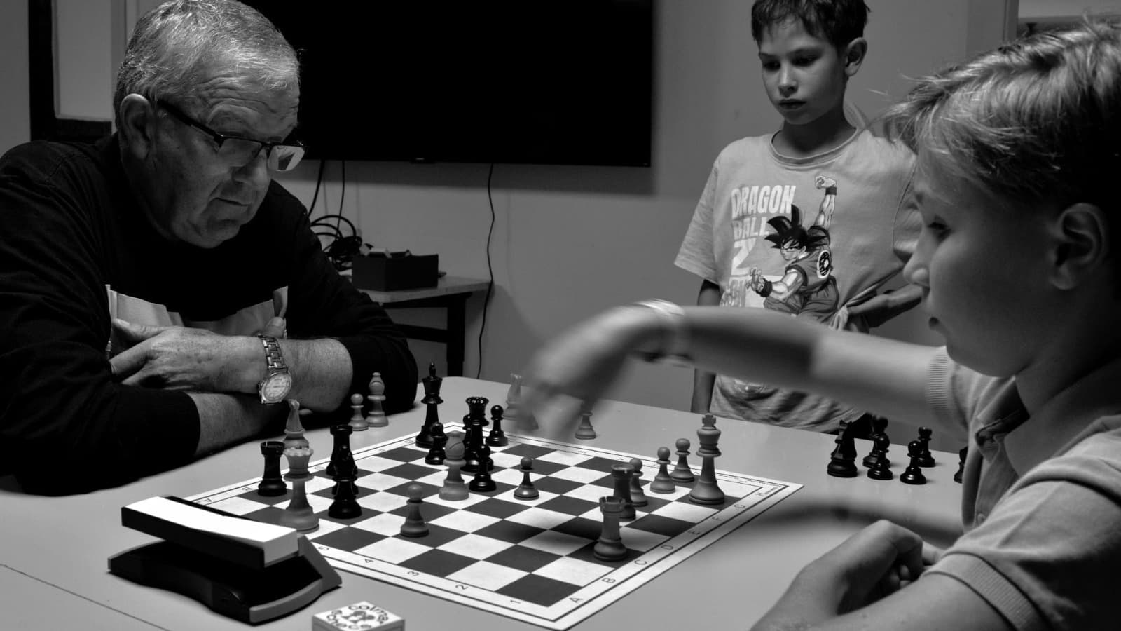 Plusieurs générations réunies autour d’une partie d’échecs
